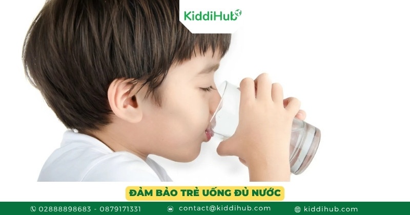 Đảm bảo trẻ uống đủ nước