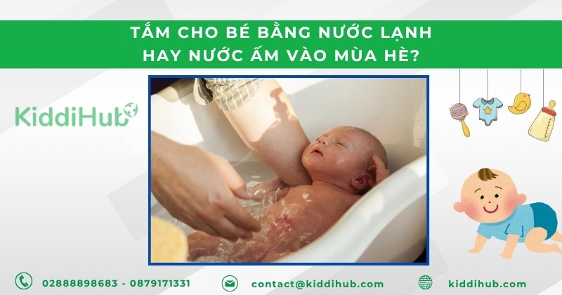 Tắm cho bé bằng nước lạnh hay nước ấm vào mùa hè?