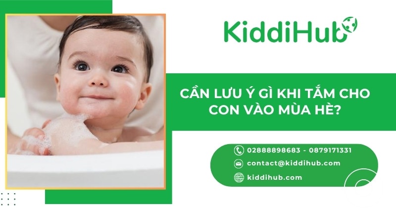 Cần lưu ý gì khi tắm cho con vào mùa hè?