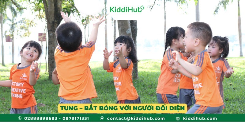 Tung – bắt bóng với người đối diện – Gắn kết tình cảm, phát triển kỹ năng vận động