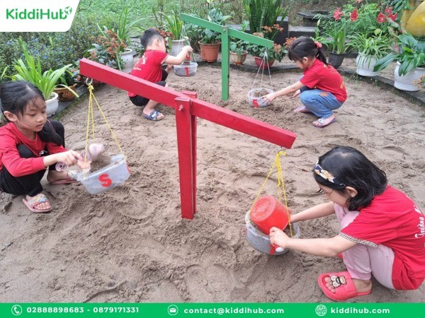 Cách làm trò chơi “Cát nặng – cát nhẹ”