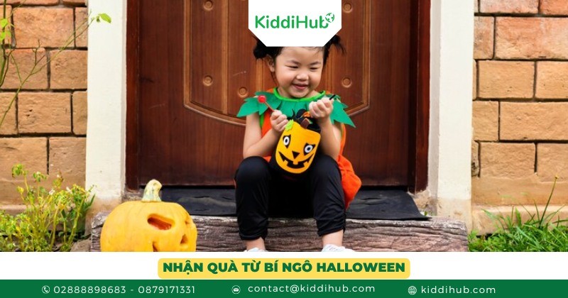 Nhận quà từ bí ngô Halloween