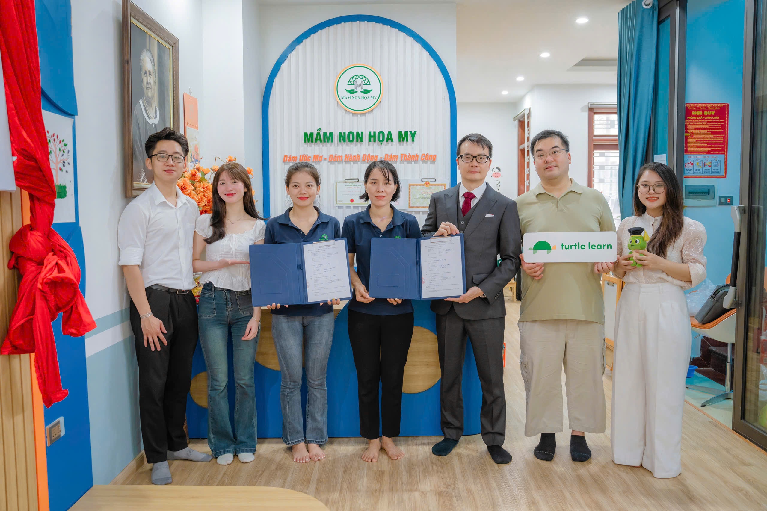 Đại diện của KiddiHub và Turtle Learn ký kết biên bản hợp tác MOU