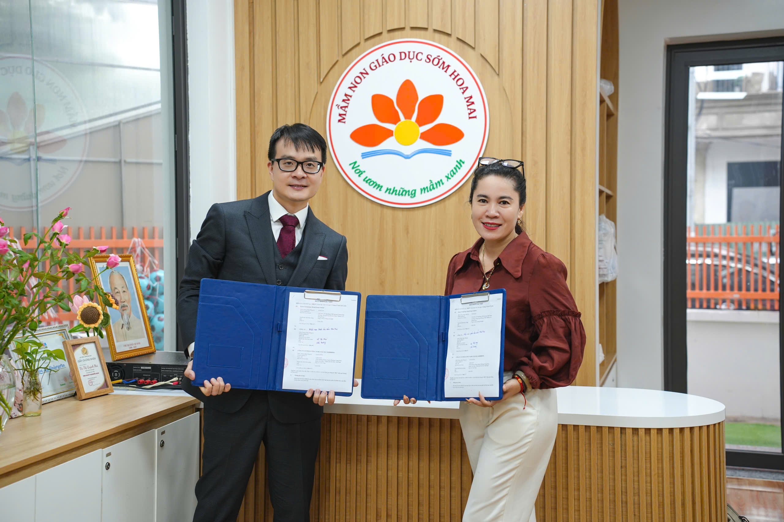 Đại diện của KiddiHub và Turtle Learn ký kết biên bản hợp tác MOU tại Trường mầm non Hoa Mai