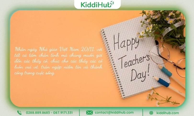Thiệp cam nổi bật với tấm thiệp nhỏ “Happy Teacher’s Day” đặt trên nền bàn