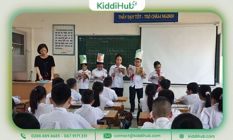 Học sinh đứng trước lớp tặng quà và phát biểu tri ân cô giáo trong giờ học