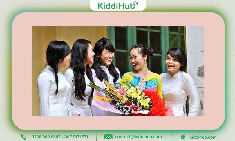 Nhóm nữ sinh mặc áo dài trắng tặng hoa và trò chuyện cùng cô giáo