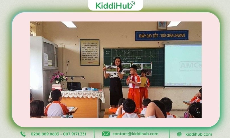 Giờ học trên lớp, cô giáo trình bày bài giảng trước học sinh