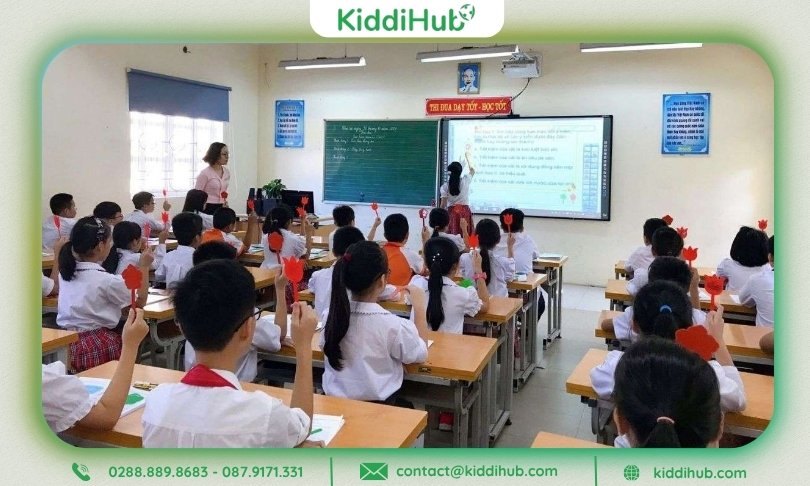 Lớp học đông học sinh, thầy giáo đang giảng bài trên bục giảng