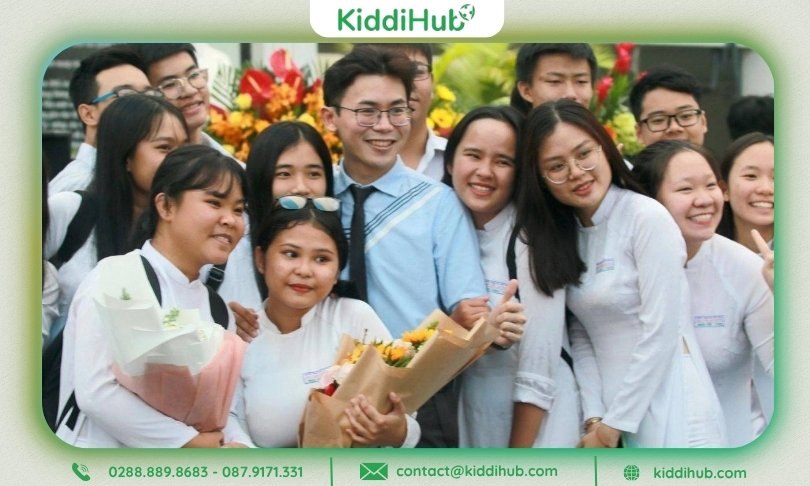 Hình ảnh 20 11 học sinh quây quần bên thầy cô, trao hoa và cười rạng rỡ