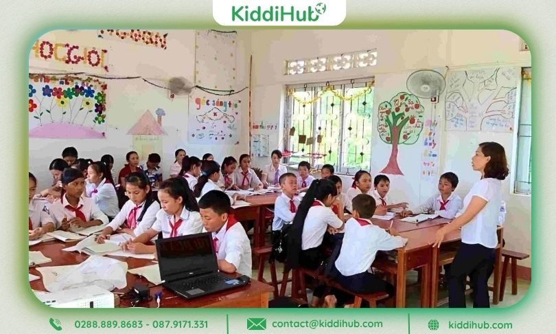 Lớp tiểu học đang sinh hoạt hoặc học nhóm, không khí vui tươi