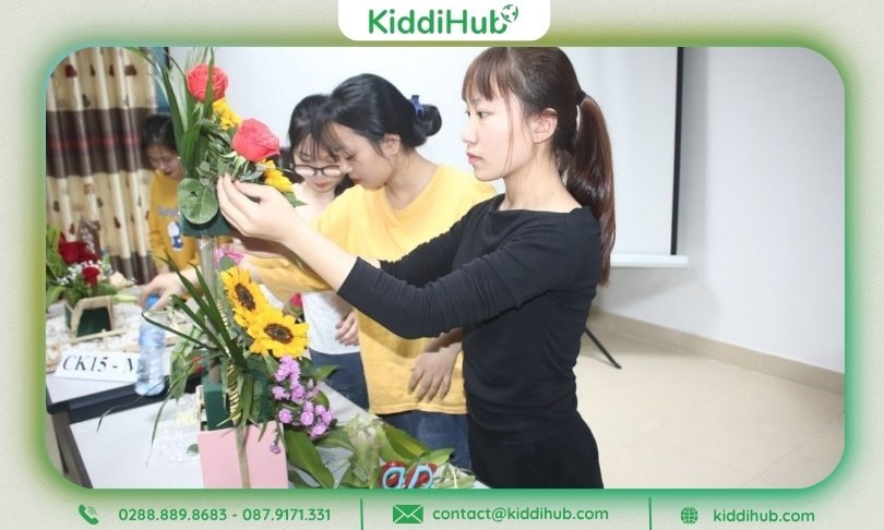 Hoạt động cắm hoa đáng nhớ Ngày Nhà giáo Việt Nam