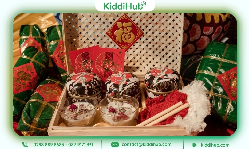 Mẫu trang trí bàn tiệc Tết kết hợp nến thơm, lì xì đỏ, mô hình bánh Chưng, bánh Tét