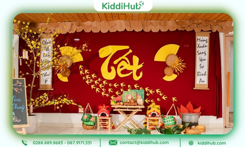 Sân khấu hội trường trang hoàng rực rỡ, sẵn sàng cho các tiết mục văn nghệ Tết