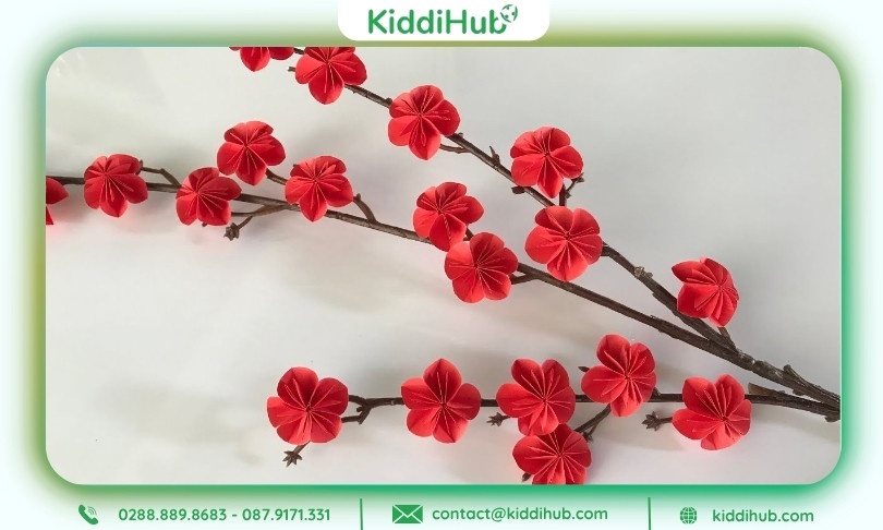 Trang trí Tết mầm non gần gũi, sáng tạo và ấm áp với hoa Mai, hoa Đào giấy