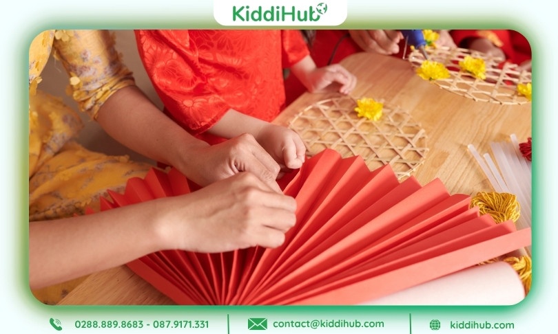 Trang trí Tết mầm non bằng quạt giấy handmade
