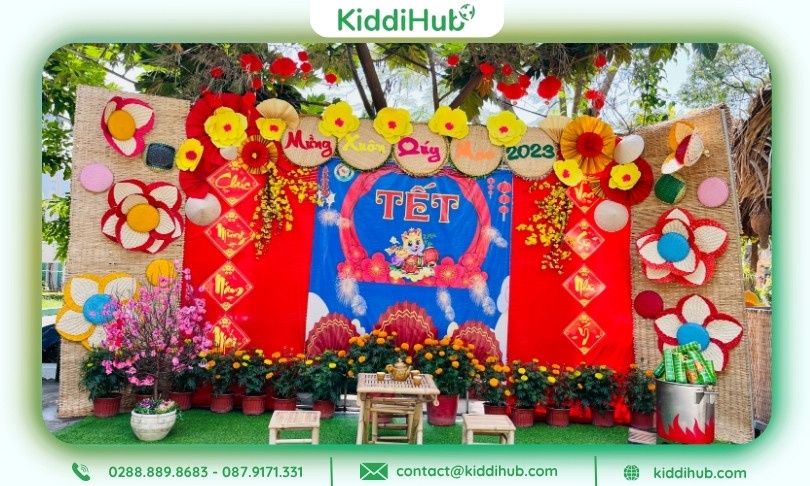 Trang trí Tết mầm non với phông nền, hoa Đào và nồi bánh Chưng rực rỡ