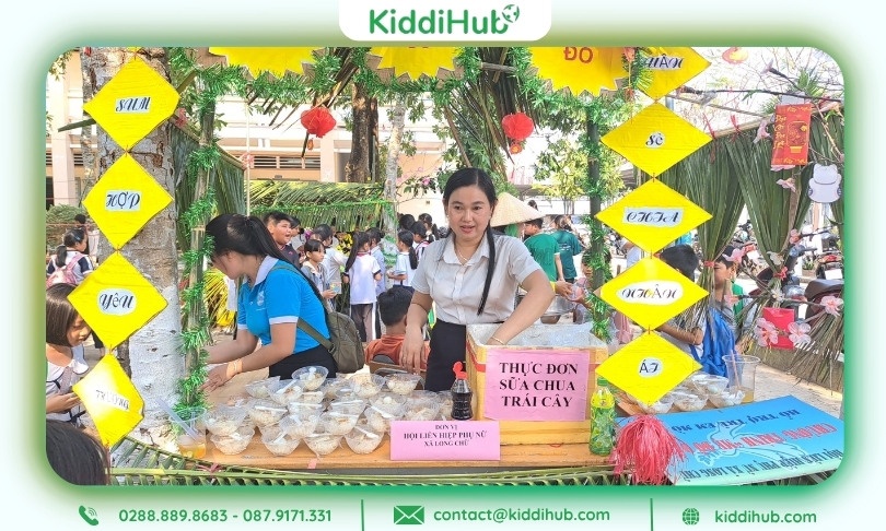 Sắc màu truyền thống như màu vàng làm nổi bật gian hàng Tết mầm non