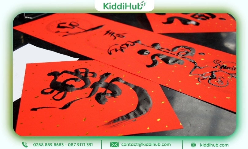 Trang trí gian hàng Tết mầm non kết hợp tranh và câu đối