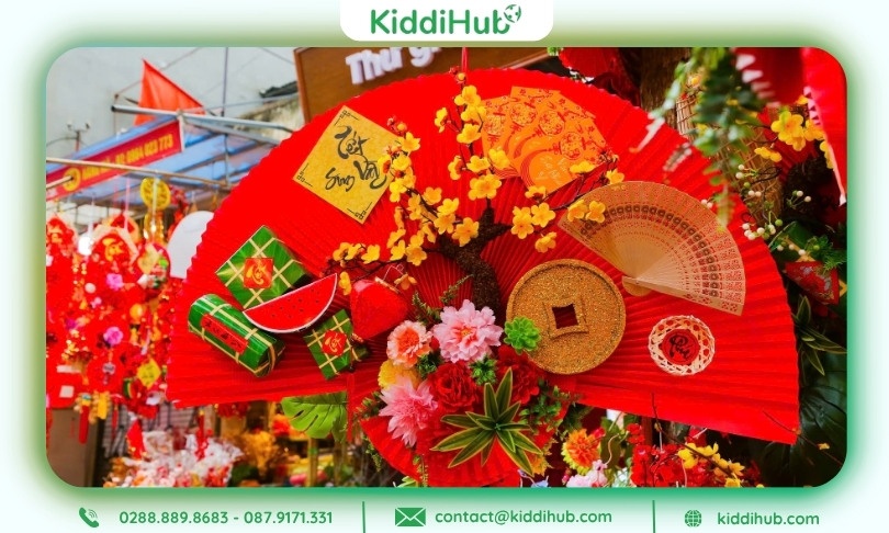 Mâm ngũ quả nổi bật trong trang trí gian hàng Tết mầm non