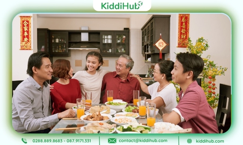 Hình ảnh Tết Nguyên Đán 2026 gia đình vui vẻ chúc tụng nhau