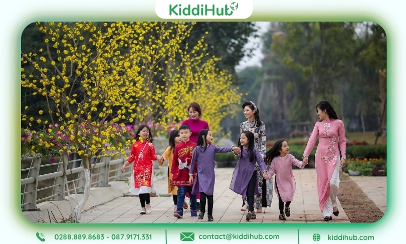 Hình ảnh Tết âm lịch 2026 trẻ em vui chơi, áo mới rực rỡ