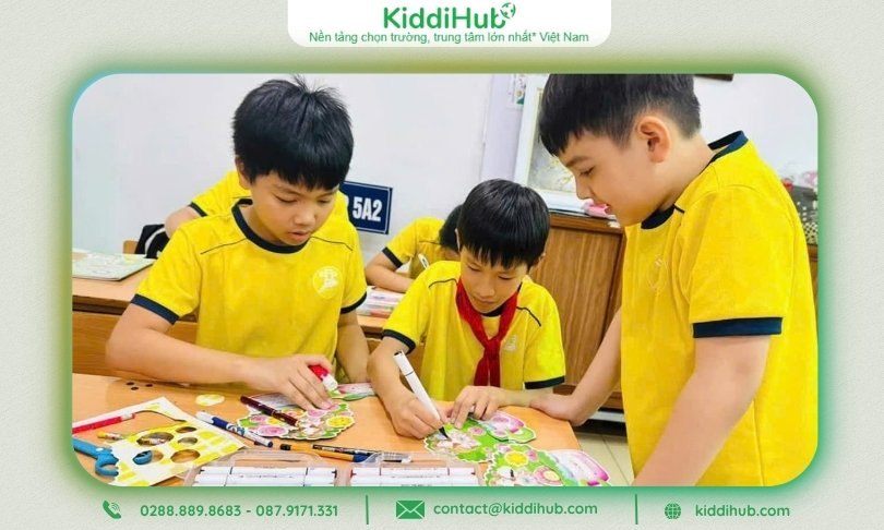 Tặng hoa và thư tay