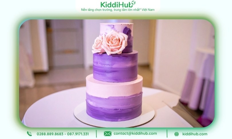 Bánh gato 20/10 nhiều tầng nhỏ kết hợp hoa tươi sang trọng