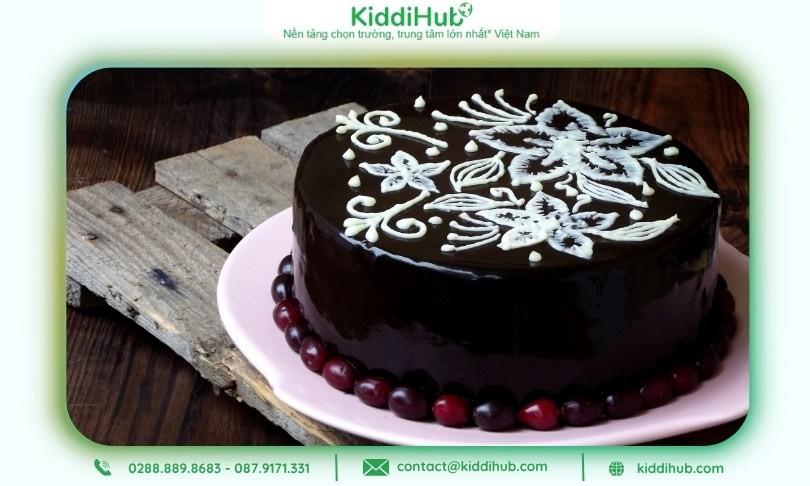 Mẫu bánh 20/10 chocolate phủ gương sang trọng