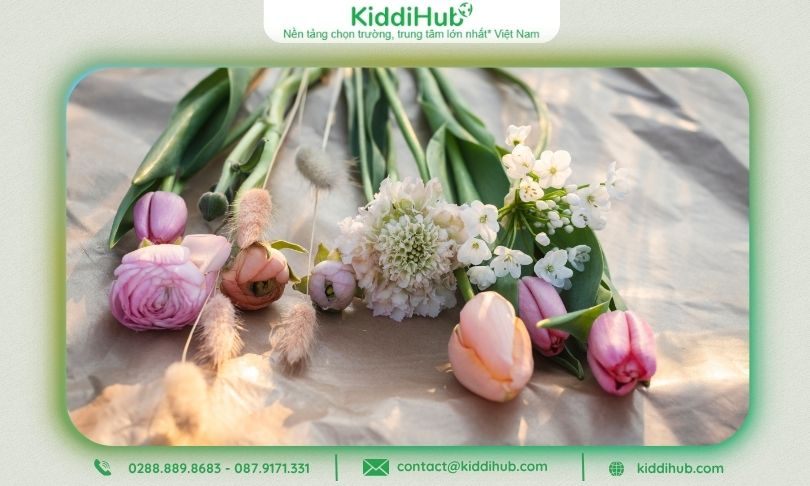 Hoa tươi hoặc hoa sáp nhỏ vừa lãng mạng vừa dễ tặng