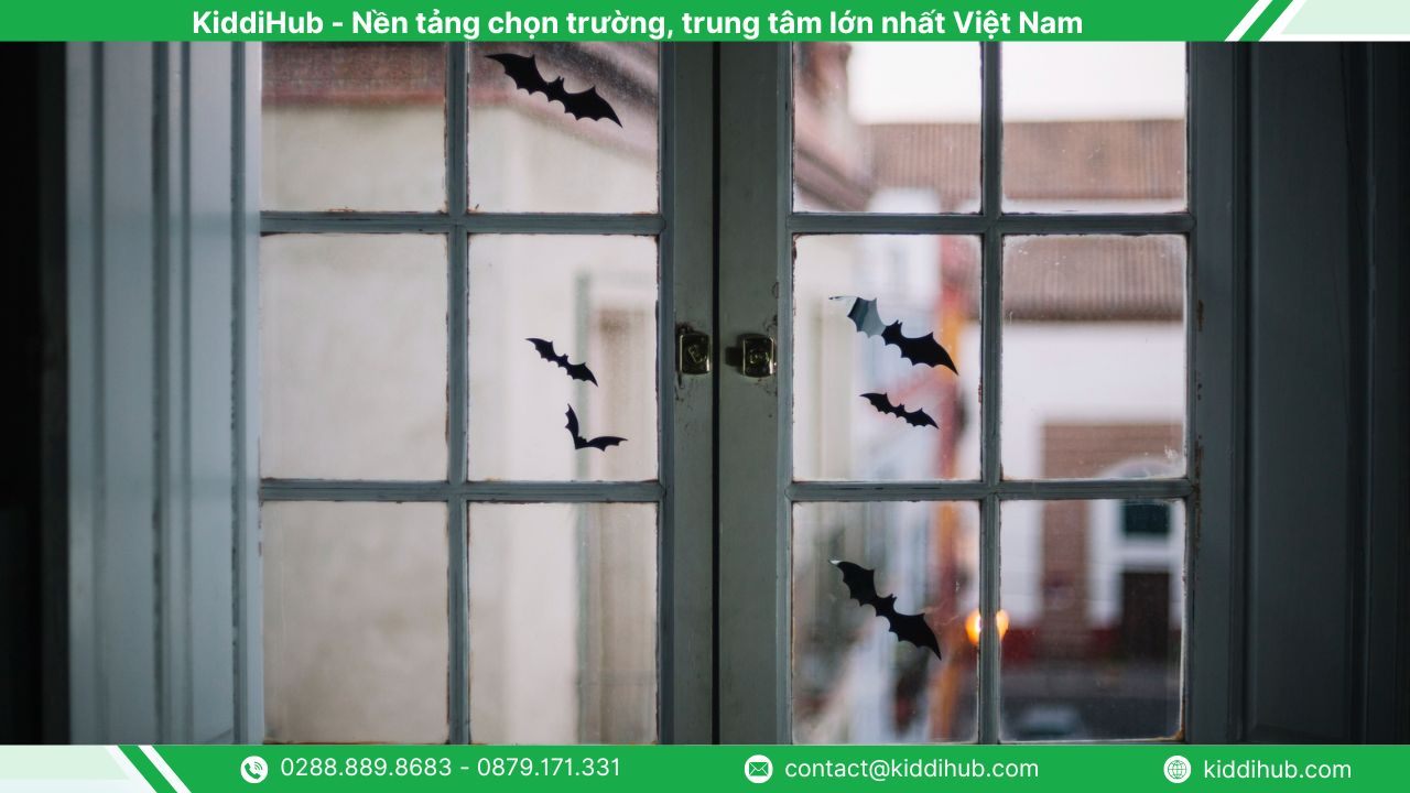 Trang trí Halloween bằng decal
