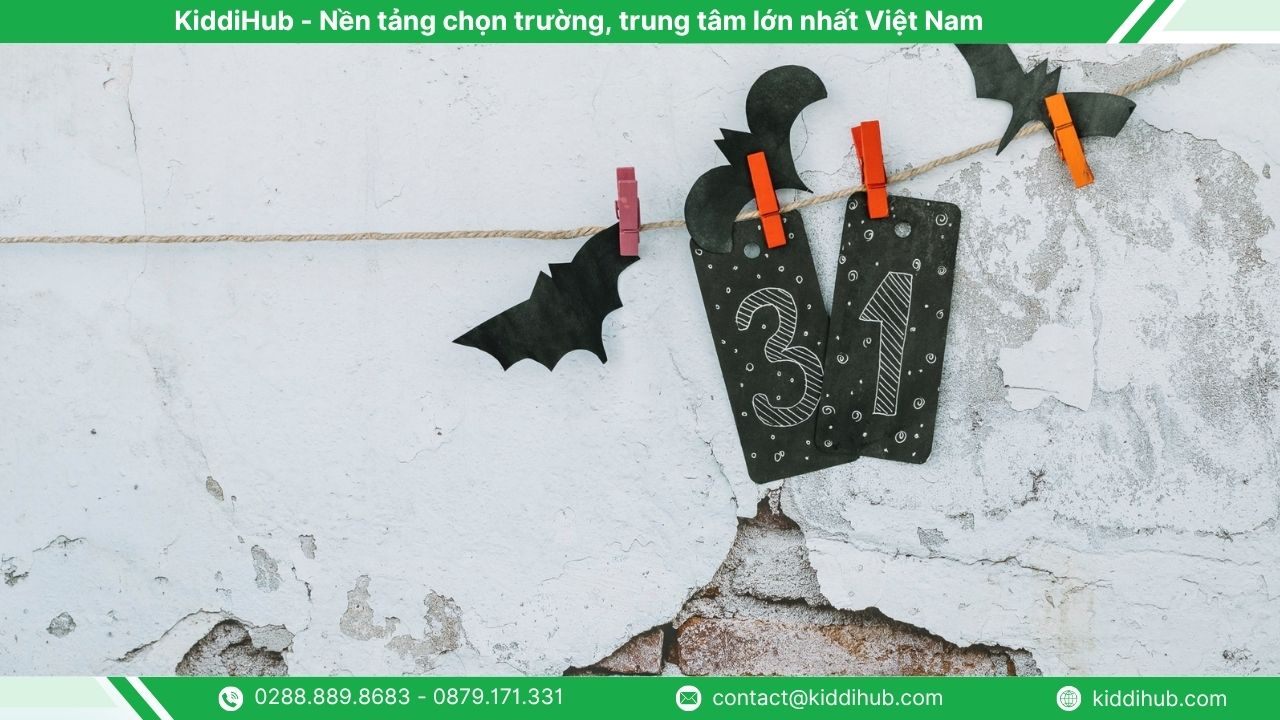 Trang trí Halloween với mô hình dơi treo ngược