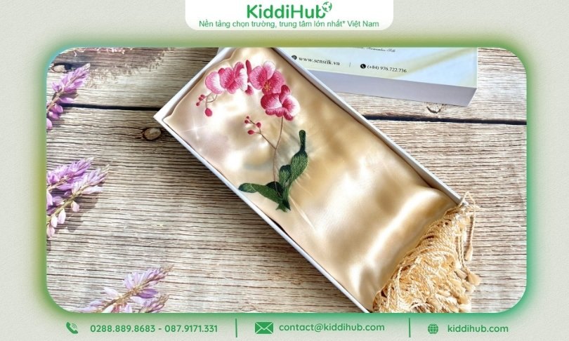 Khăn lụa mềm mại – Biểu tượng của sự yêu thương, tinh tế và trân trọng dành cho mẹ