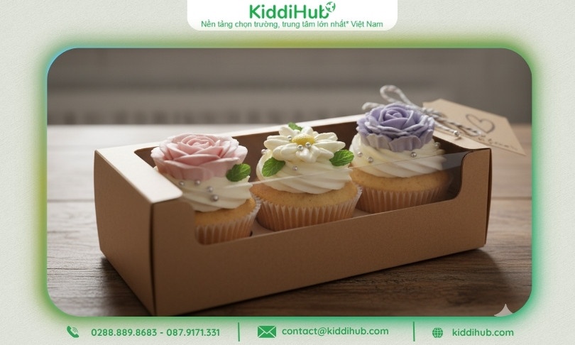 Hộp bánh cupcake 3 chiếc trang trí hoa kem đơn giản