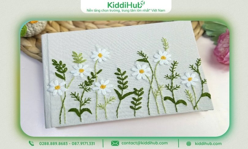 Quyển sổ tay có bìa thêu hoặc vẽ tay họa tiết hoa