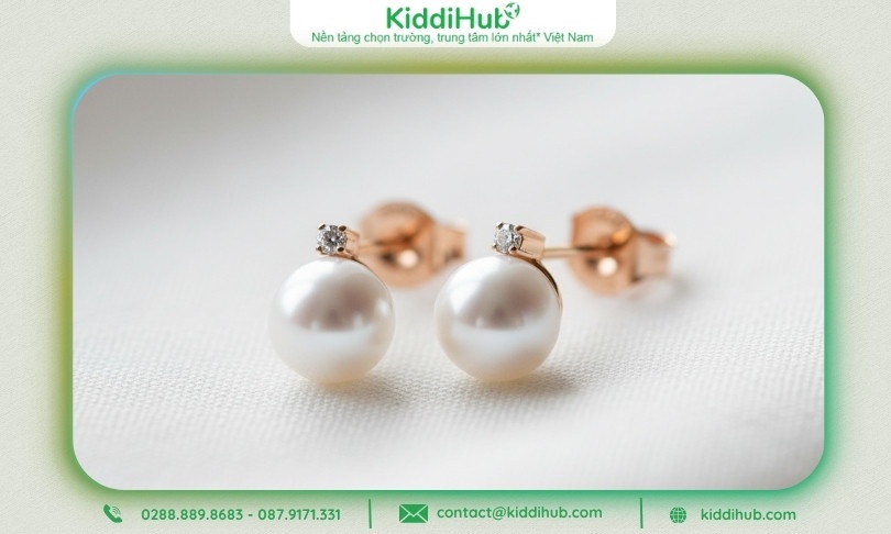 Bông tai đơn giản chụp cận trên nền vải trắng