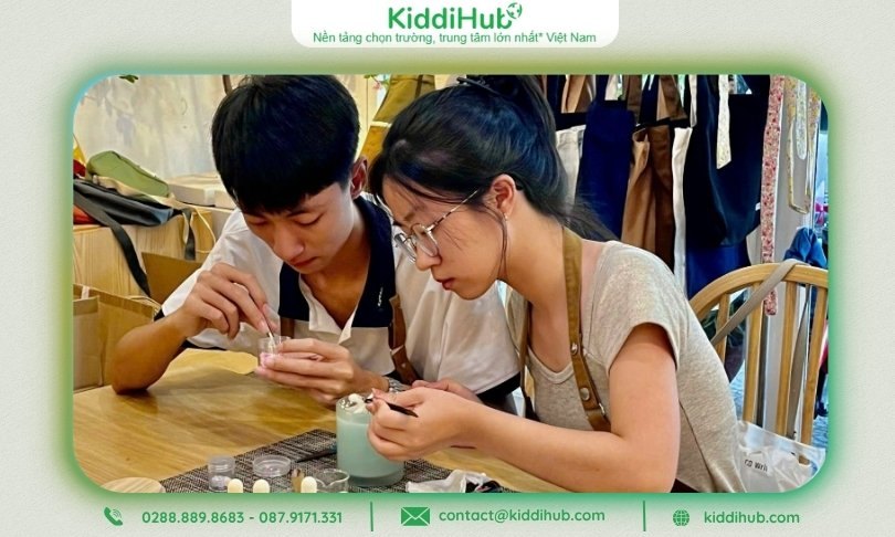 Hai người cùng tham gia workshop làm nến