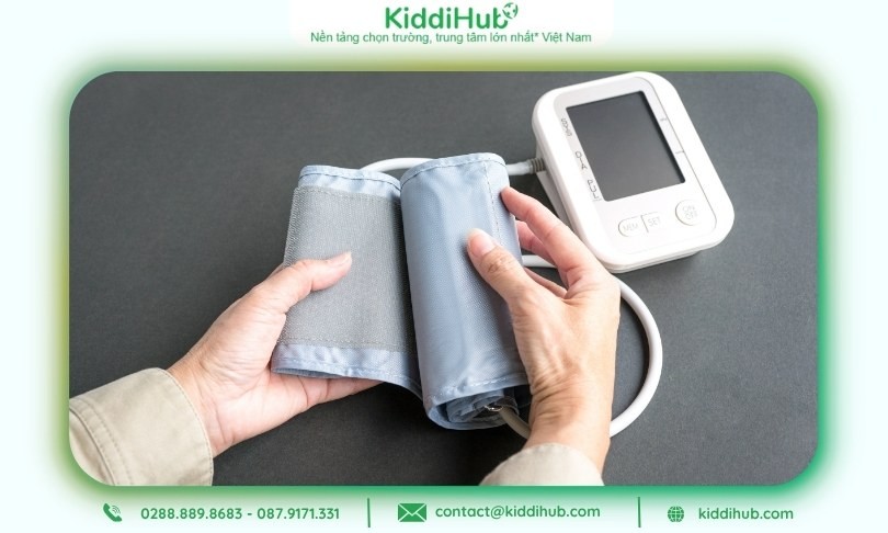 Máy đo huyết áp - Quà 20/10 cho mẹ chồng giúp mẹ kiểm soát sức khỏe tim mạch dễ dàng