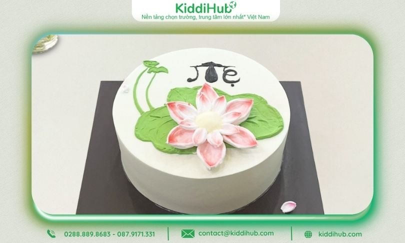 Mẫu bánh kem tặng mẹ 20/10 hình hoa sen ý nghĩa