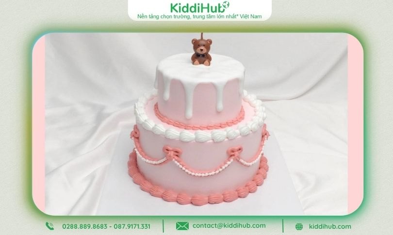 Bánh kem 2 tầng tặng mẹ tạo không khí sang trọng, thể hiện sự nhẹ nhàng, quý phái