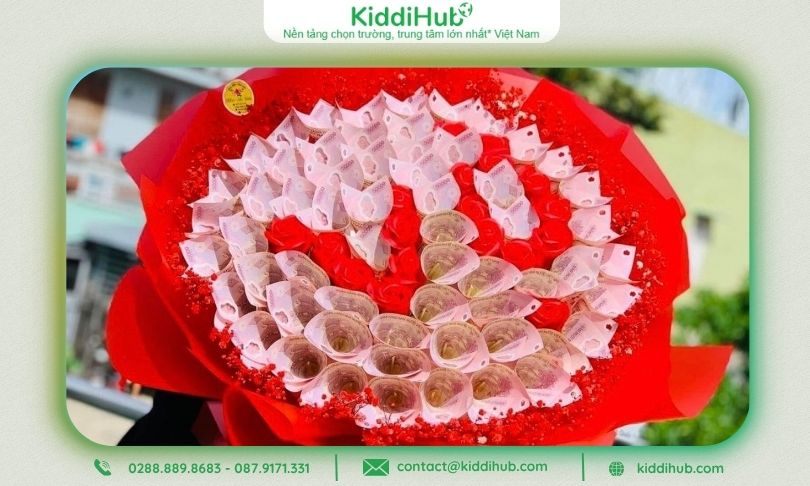 Bó hoa tiền 50K chữ “Vợ” đỏ nồng cháy