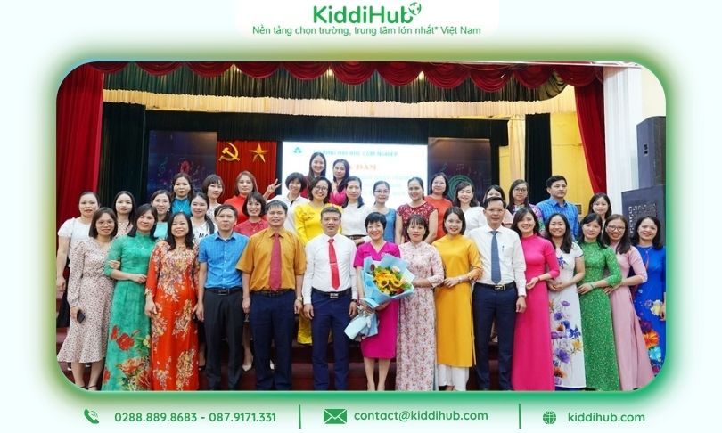 Khoảnh khắc chụp ảnh tập thể khép lại hoạt động ý nghĩa cho 20/10