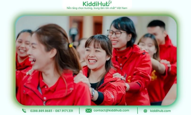 Tiếng cười vang lên khắp lớp trong hoạt động ngày 20/10