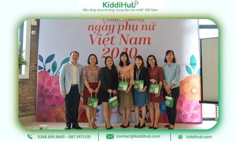 Kết thúc chương trình tổ chức 20/10 cho công ty bằng phần trao quà lưu niệm đầy ý nghĩa