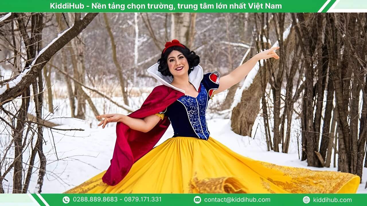 Hóa trang thành Halloween công chúa Bạch Tuyết