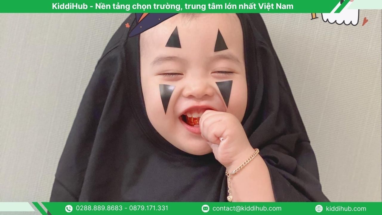 Tạo nét đơn giản với việc thêm chi tiết đơn giản lên mặt cùng áo chùm đen
