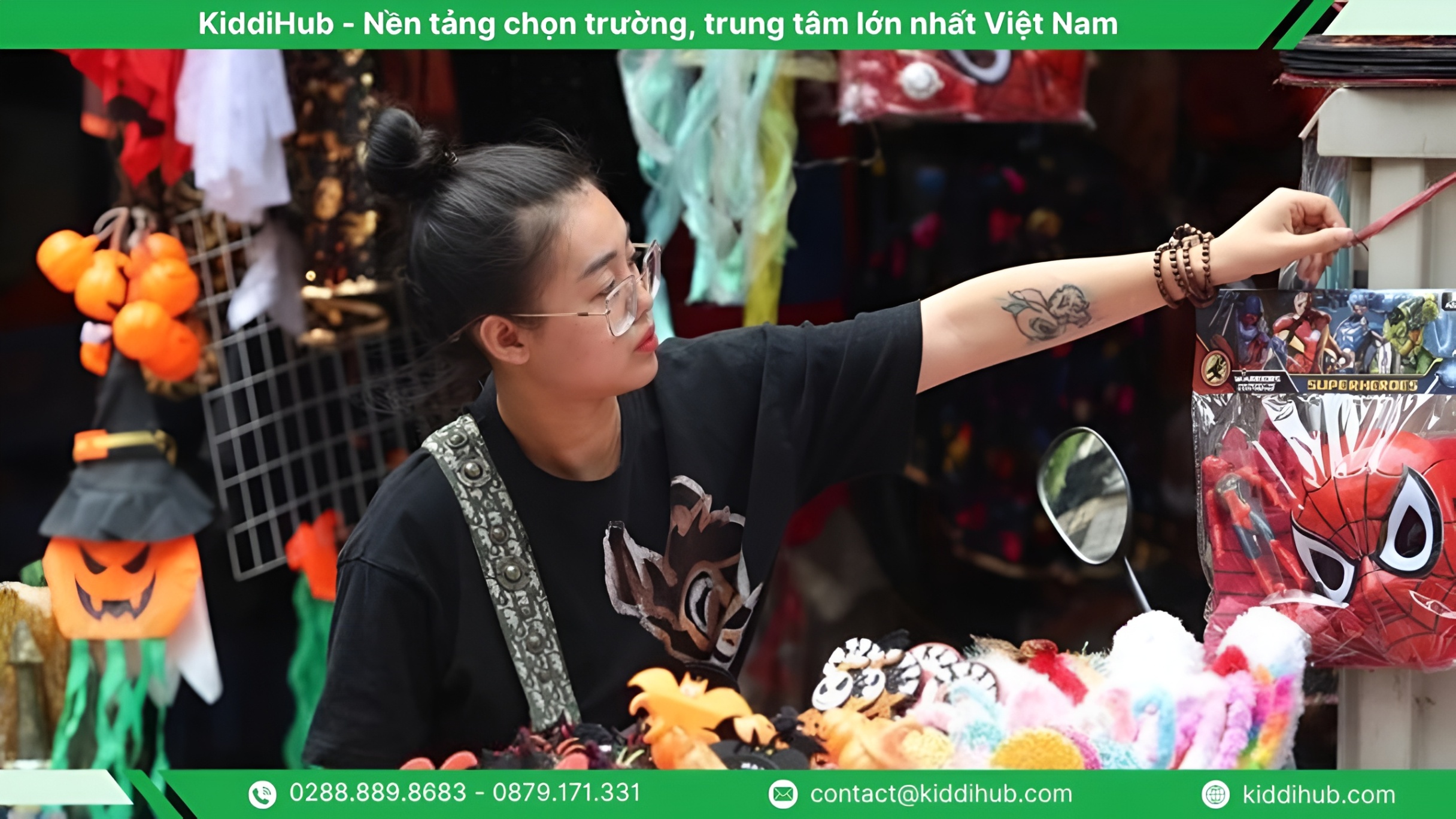 Phố Hàng Mã nơi bán trang phục Halloween ở Hà Nội nổi tiếng