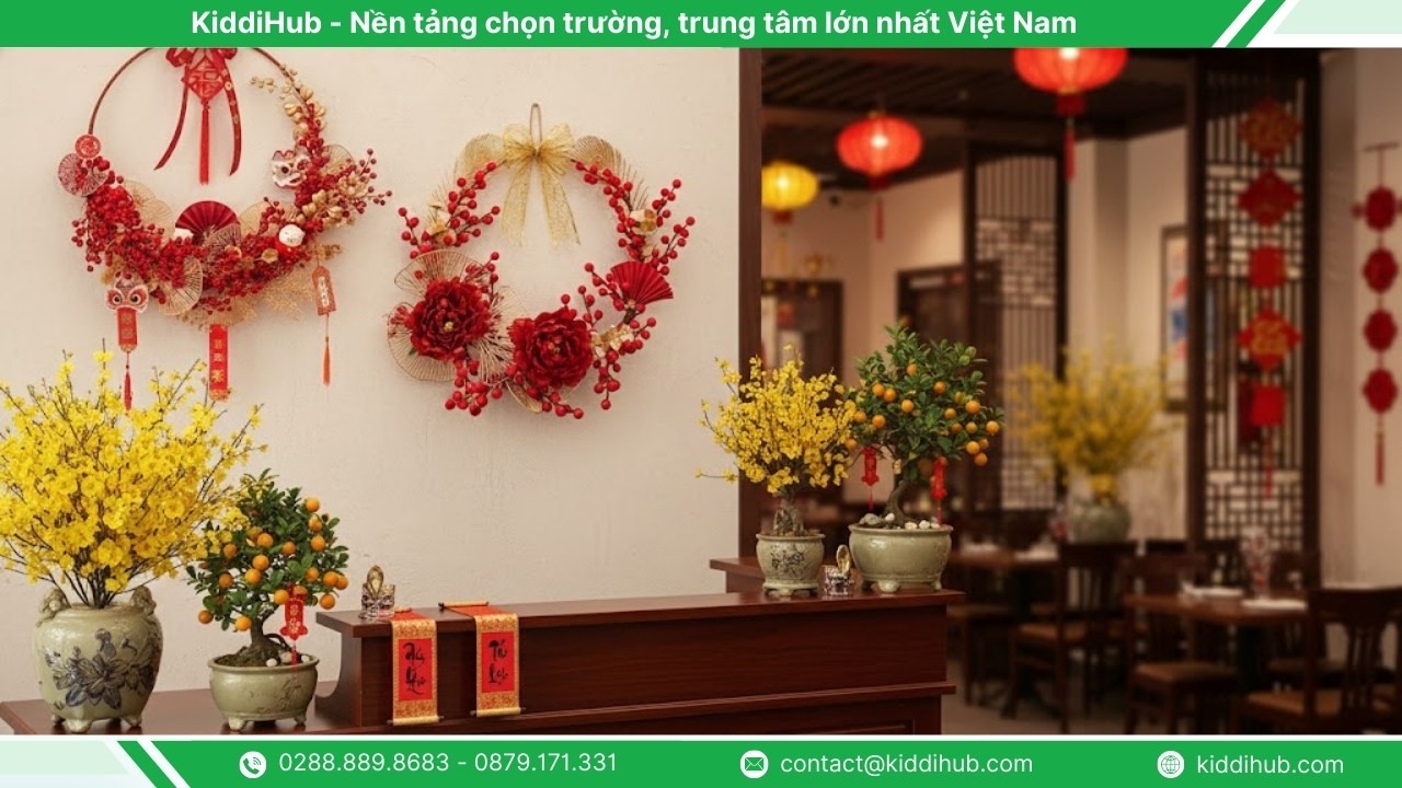 Trang trí Tết cho nhà hàng ở quầy lễ tân với vòng hoa Tết