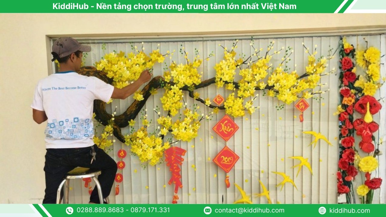 Trang trí Tết cho nhà hàng ở tường và cửa kính bằng cách vẽ trang trí Tết