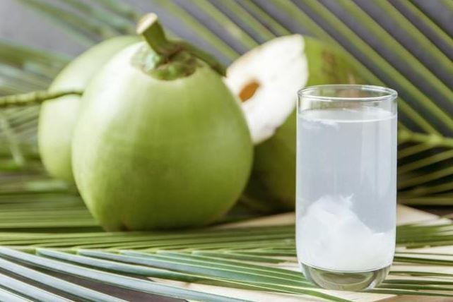 sinh-mo-uong-nuoc-dua-duoc-khong